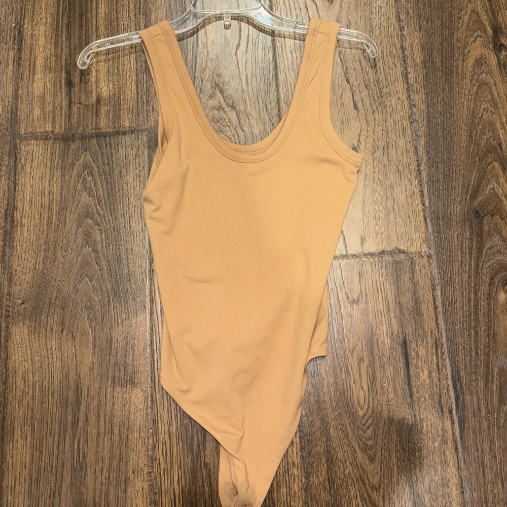 Nuuds cinnamon Scoop Neck Body Suit! Size Small!